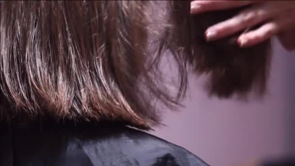 Стричь женские волосы ножницами — стоковое видео