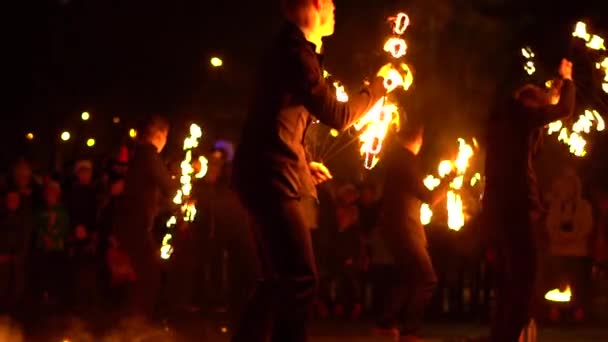 Novokuzneck, Rusia, 21.10.2017: espectáculo de fuego en la calle — Vídeo de stock