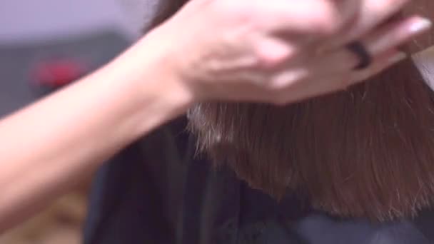 Frauenhaare mit der Schere schneiden — Stockvideo