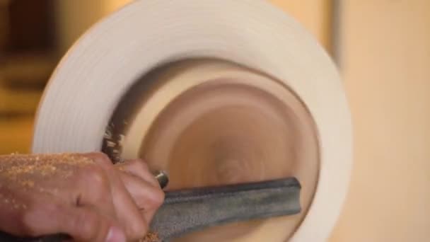 Maestro afilando en un torno de madera — Vídeo de stock