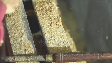 Usta bir Torna tahtaya keskinleştirme