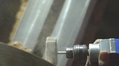 Usta bir Torna tahtaya keskinleştirme