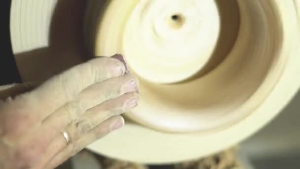 在车床上使用砂纸抛光木材的特纳夫妇 — 图库视频影像