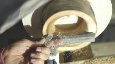 Usta bir Torna tahtaya keskinleştirme