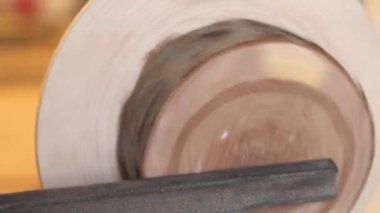 Usta bir Torna tahtaya keskinleştirme