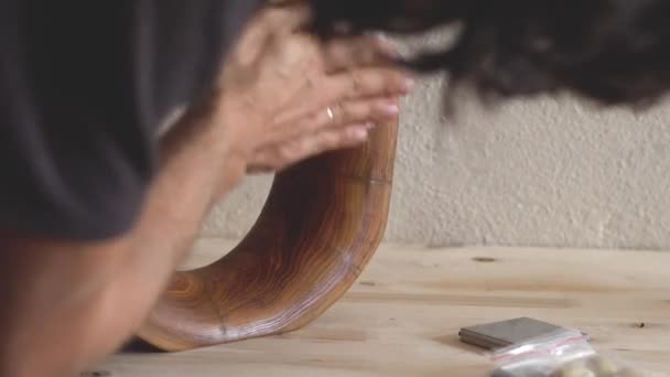 Coating van hout olie — Stockvideo