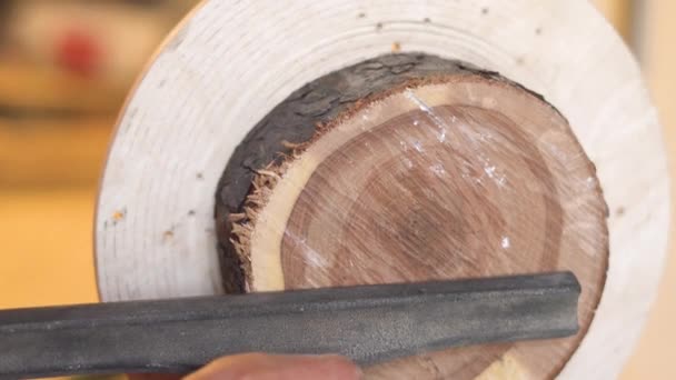 Master slijpen op een draaibank hout — Stockvideo