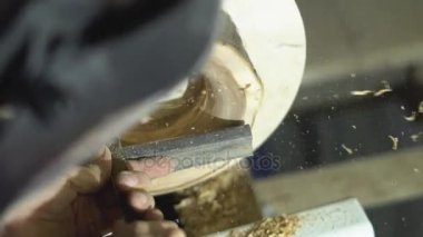 Zımpara kullanarak Turnerlar cilalı ahşap bir Torna üzerinde