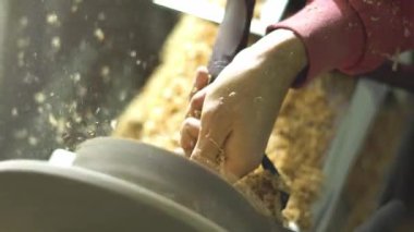 Zımpara kullanarak Turnerlar cilalı ahşap bir Torna üzerinde