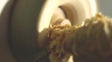 Usta bir Torna tahtaya keskinleştirme