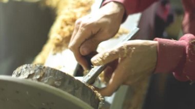 Usta bir Torna tahtaya keskinleştirme