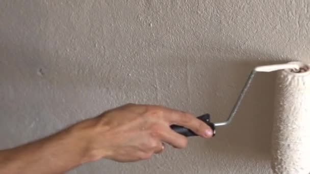 Покраска стен с помощью ролика — стоковое видео