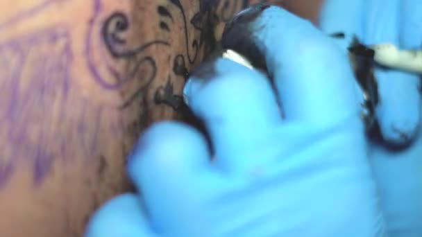 Master tatuering ritning på baksidan — Stockvideo