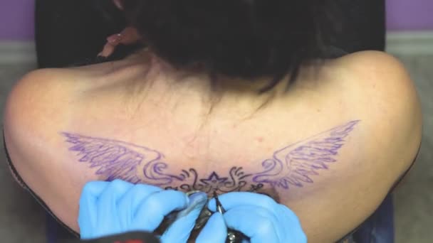 Tatuagem Mestre Está Desenhando Nas Costas — Vídeo de Stock