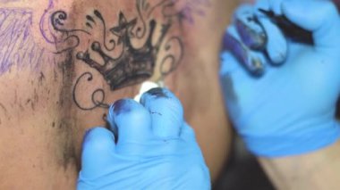 Ana dövme arkasındaki çizim