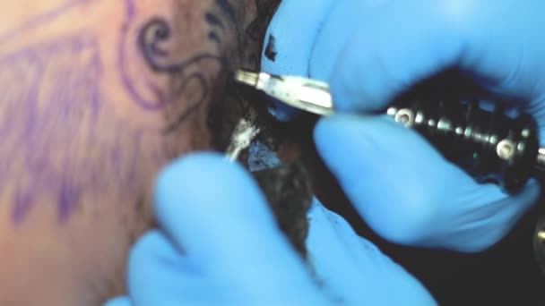 Maestro Tatuaje Está Dibujando Espalda — Vídeo de stock