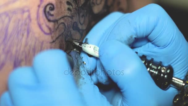 Maestro Tatuaje Está Dibujando Espalda — Vídeos de Stock