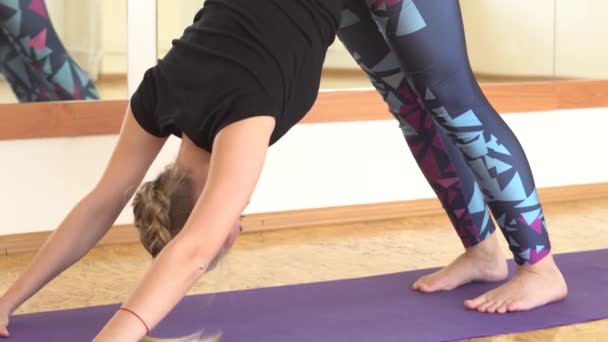 Mädchen Macht Yoga Der Halle — Stockvideo