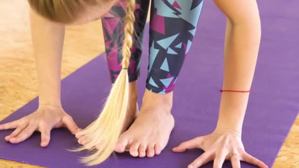 Mädchen Macht Yoga Der Halle — Stockvideo