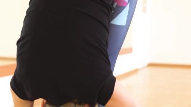 Koridorda yoga yaparken kız