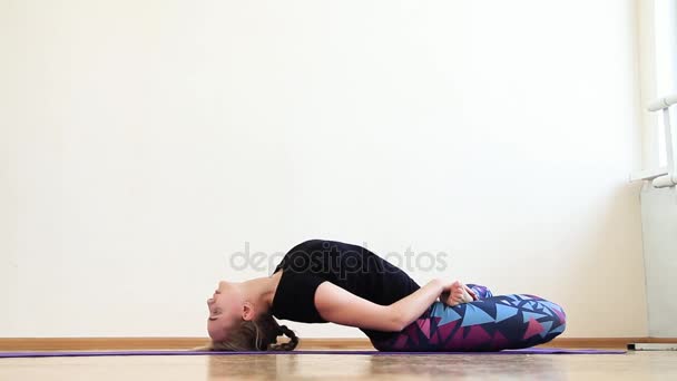 Fille Faisant Yoga Dans Hall — Video