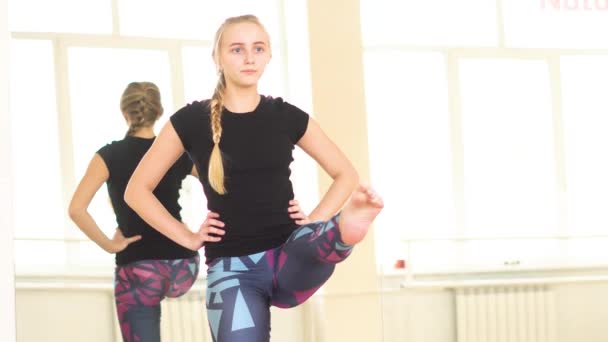 Koridorda Yoga Yaparken Kız — Stok video