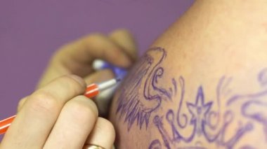 Tatouage Maître Porte Des Gants En Caoutchouc Préparer Le