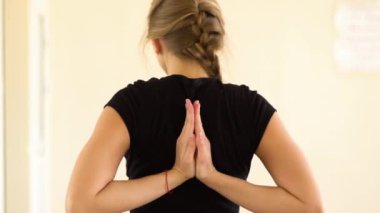 Koridorda yoga yaparken kız