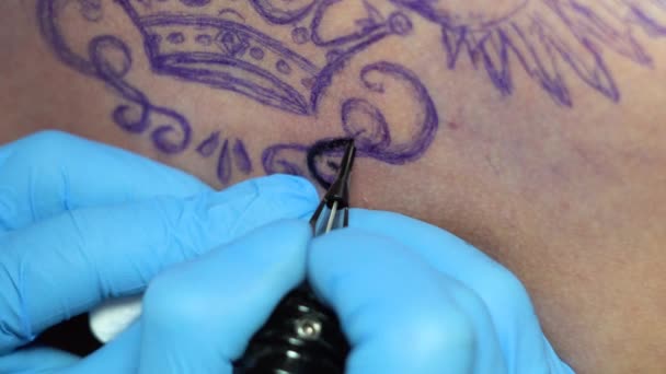 Mujer maestro tatuaje en la espalda — Vídeos de Stock