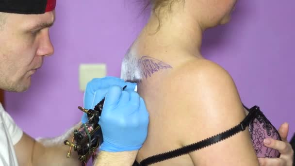 Woman master tattoo on back — Stock Video