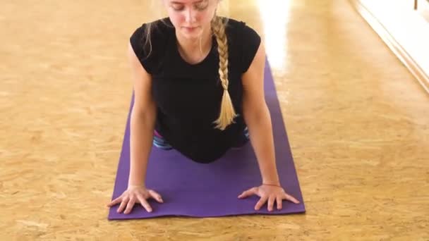 Flicka gör yoga i hallen — Stockvideo