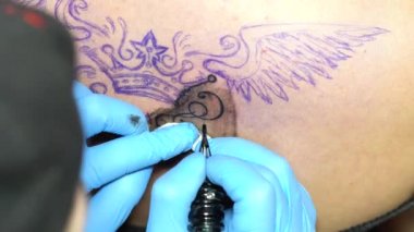 kadın ana dövmesi arka