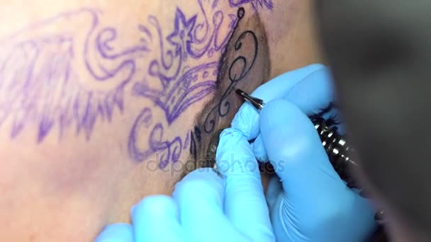 Tatuagem mestre mulher nas costas — Vídeo de Stock