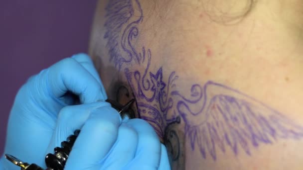 Mujer maestro tatuaje en la espalda — Vídeo de stock