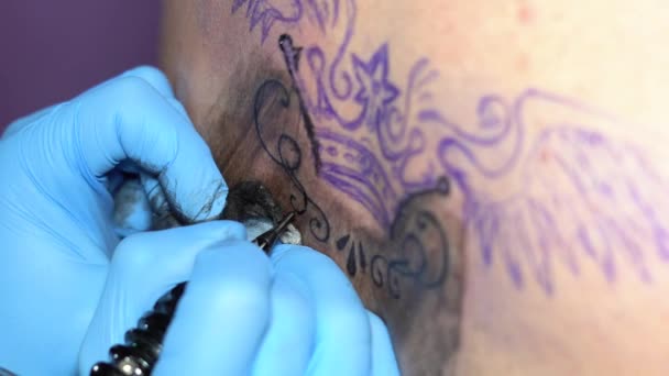 Tatouage maître femme sur le dos — Video