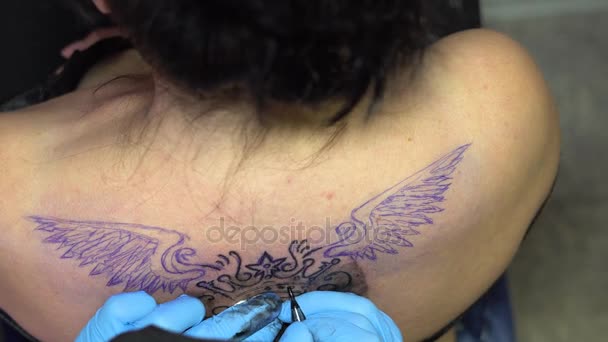 nő mester tetoválás a hátán
