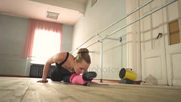Ballerina wärmt sich im Saal auf — Stockvideo