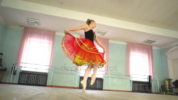 Bailarina Una Sala Ballet — Vídeos de Stock