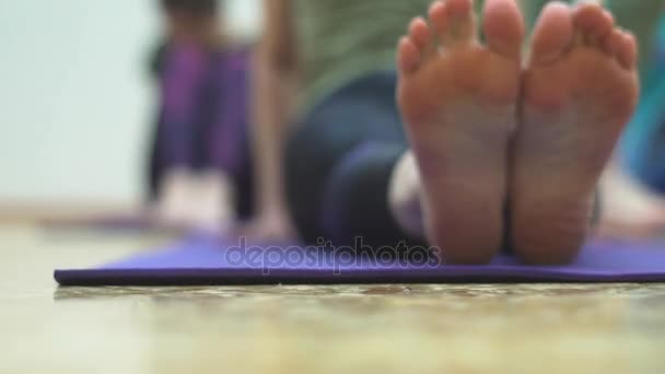 Rusia, Novokuznetsk - 30 de junio de 2018: personas haciendo yoga en la sala — Vídeo de stock