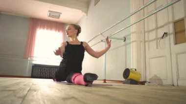 Koridorda ısınma balerin