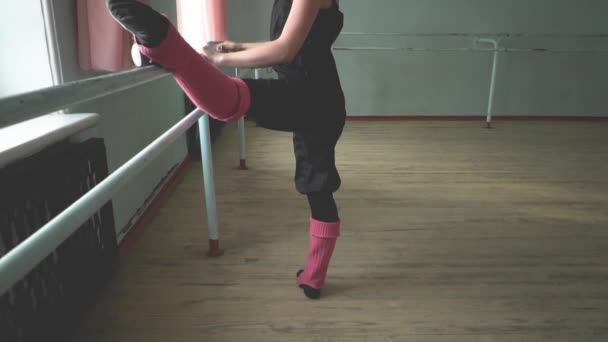 Bailarina en la barra — Vídeo de stock