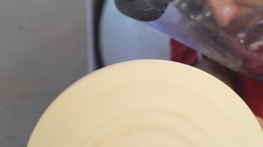 Usta bir Torna tahtaya keskinleştirme