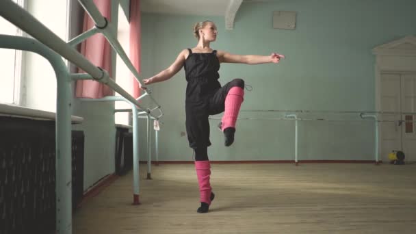 Ballerina Der Barre — Stockvideo