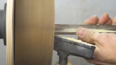 Usta bir Torna tahtaya keskinleştirme