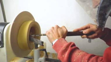 Usta bir Torna tahtaya keskinleştirme