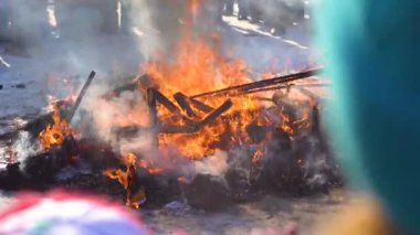 sokak kalabalığın üzerine ateş yakar