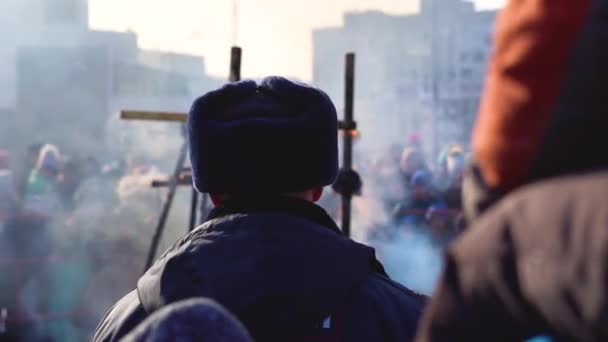 Rússia Novokuznetsk 2018 Fumaça Rua Polícia — Vídeo de Stock