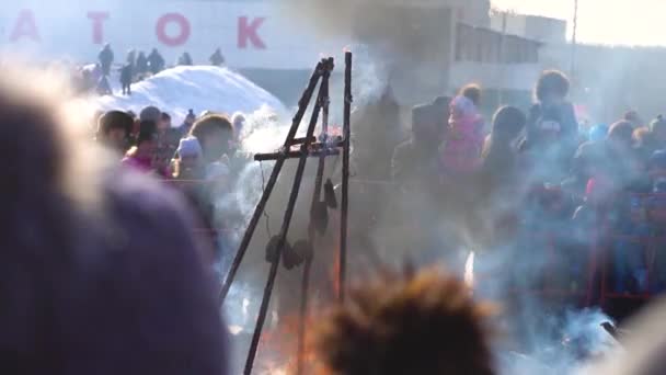Novokuzneck Ρωσία Φεβρουαρίου 2018 Κάψιμο Του Ομοιώματος Στο Δρόμο — Αρχείο Βίντεο