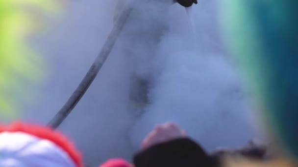 Itfaiyeci Yangını Koyar — Stok video