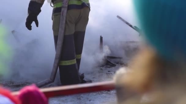 Der Feuerwehrmann Löscht Das Feuer — Stockvideo